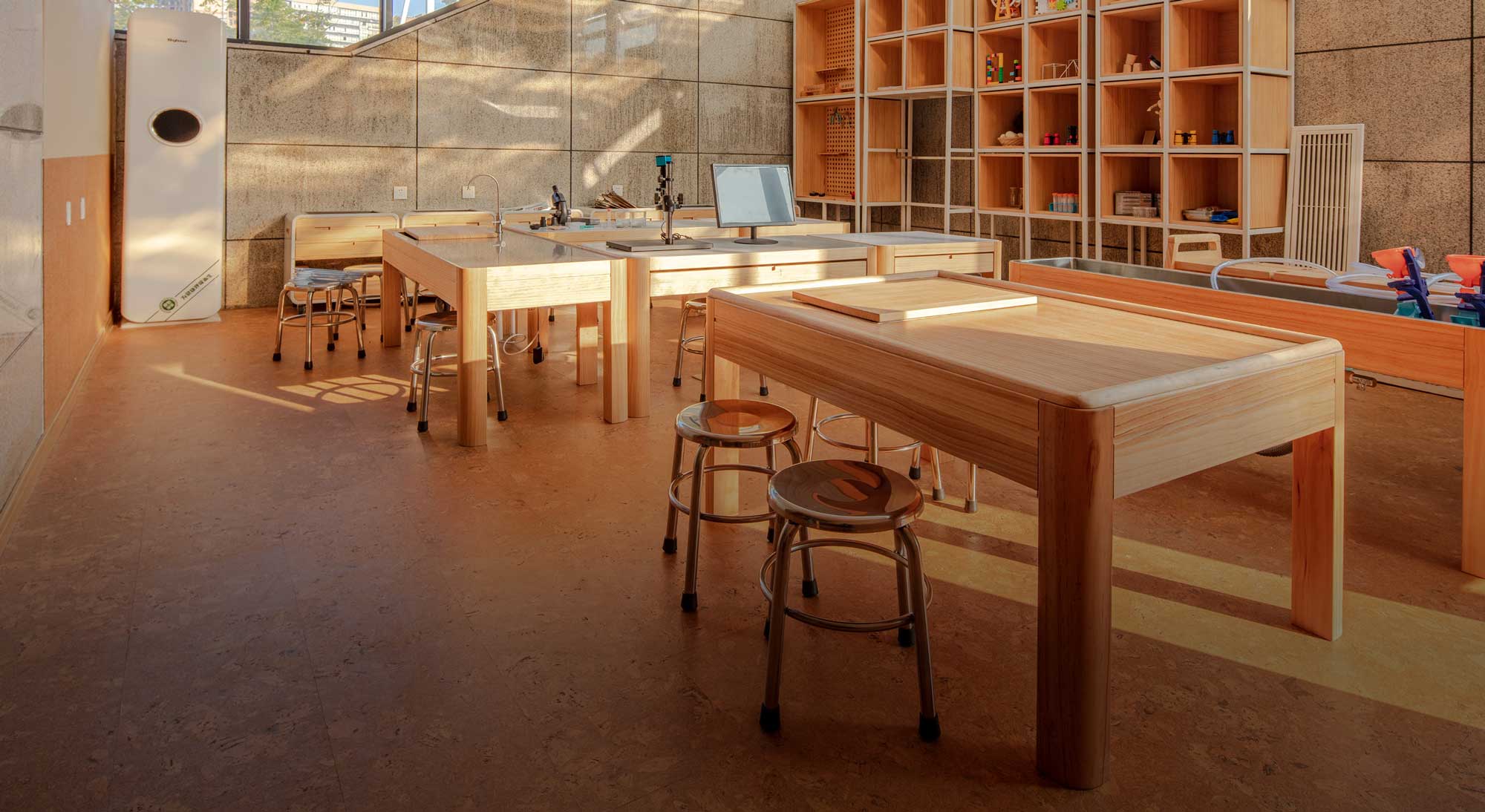 Innenansicht eines Raumes mit einem Tisch in der Mitte und mehreren Stühlen.