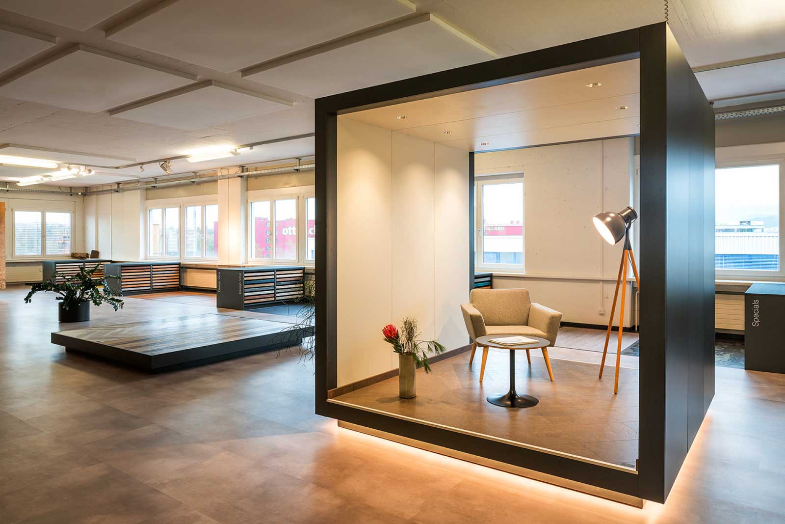 Ein Raum mit einem Stuhl und einem Tisch, der eine einfache und funktionale Einrichtung zeigt.